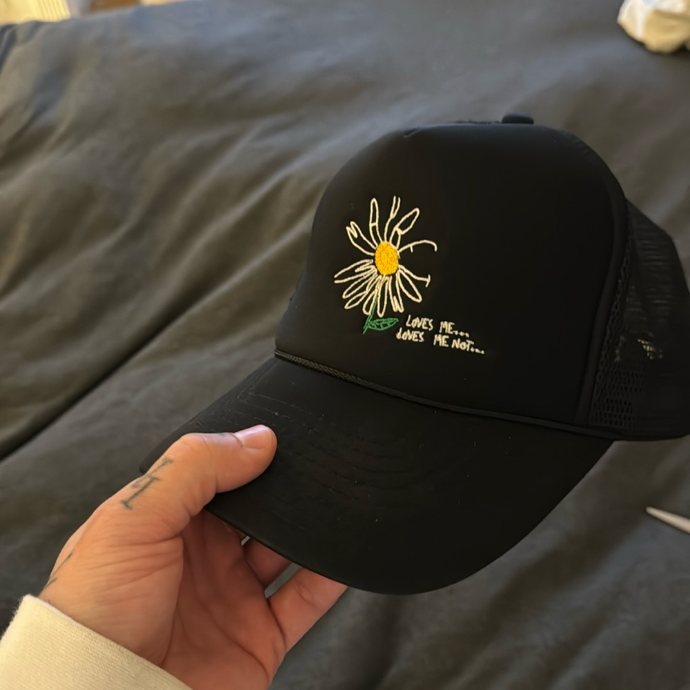 Loves Me, Loves me not hat